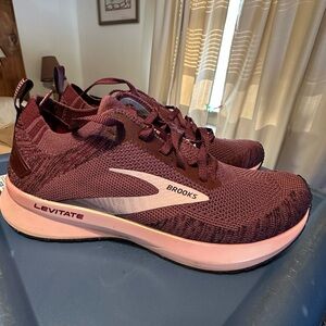Brooks Women's Levitate Shoes - Burgundy and Light Pink